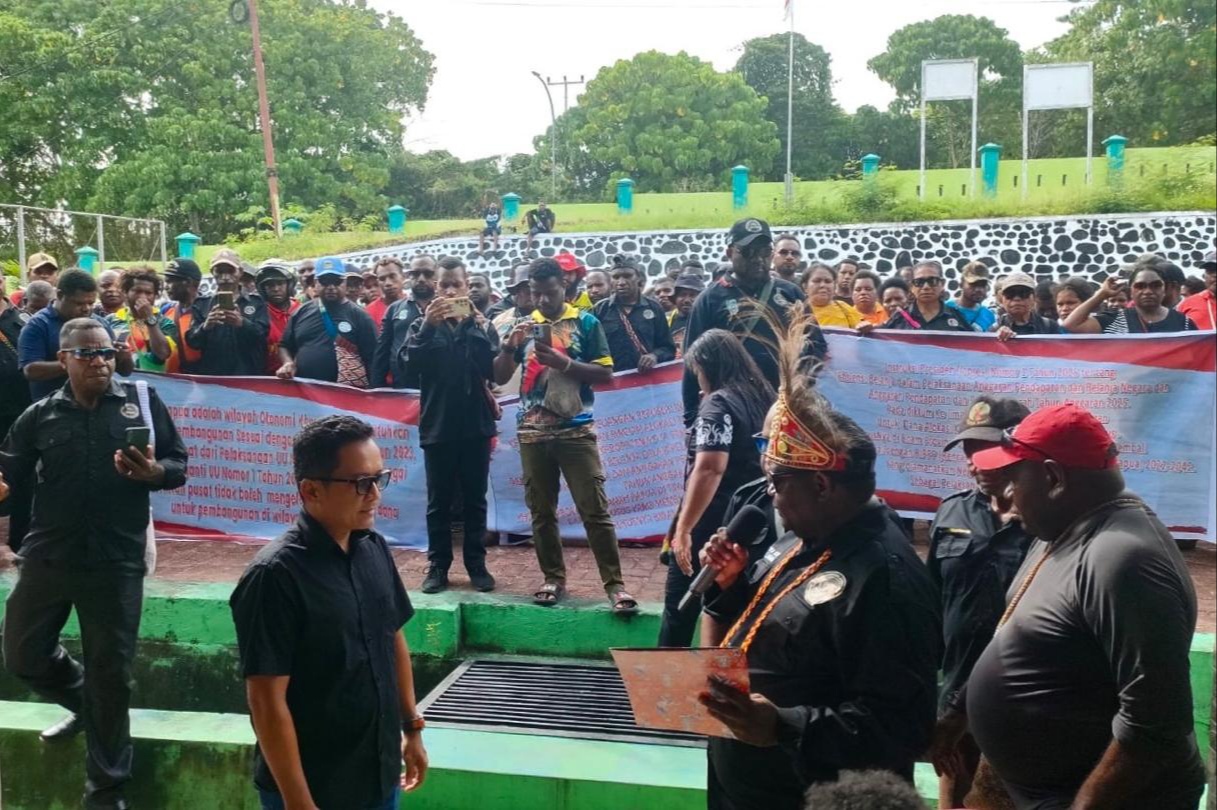 Aksi demo Perkumpulan Asosiasi Lokal KOAP diKantor DPRP Papua Barat di Manokwari, Selasa (24/2/2025)
